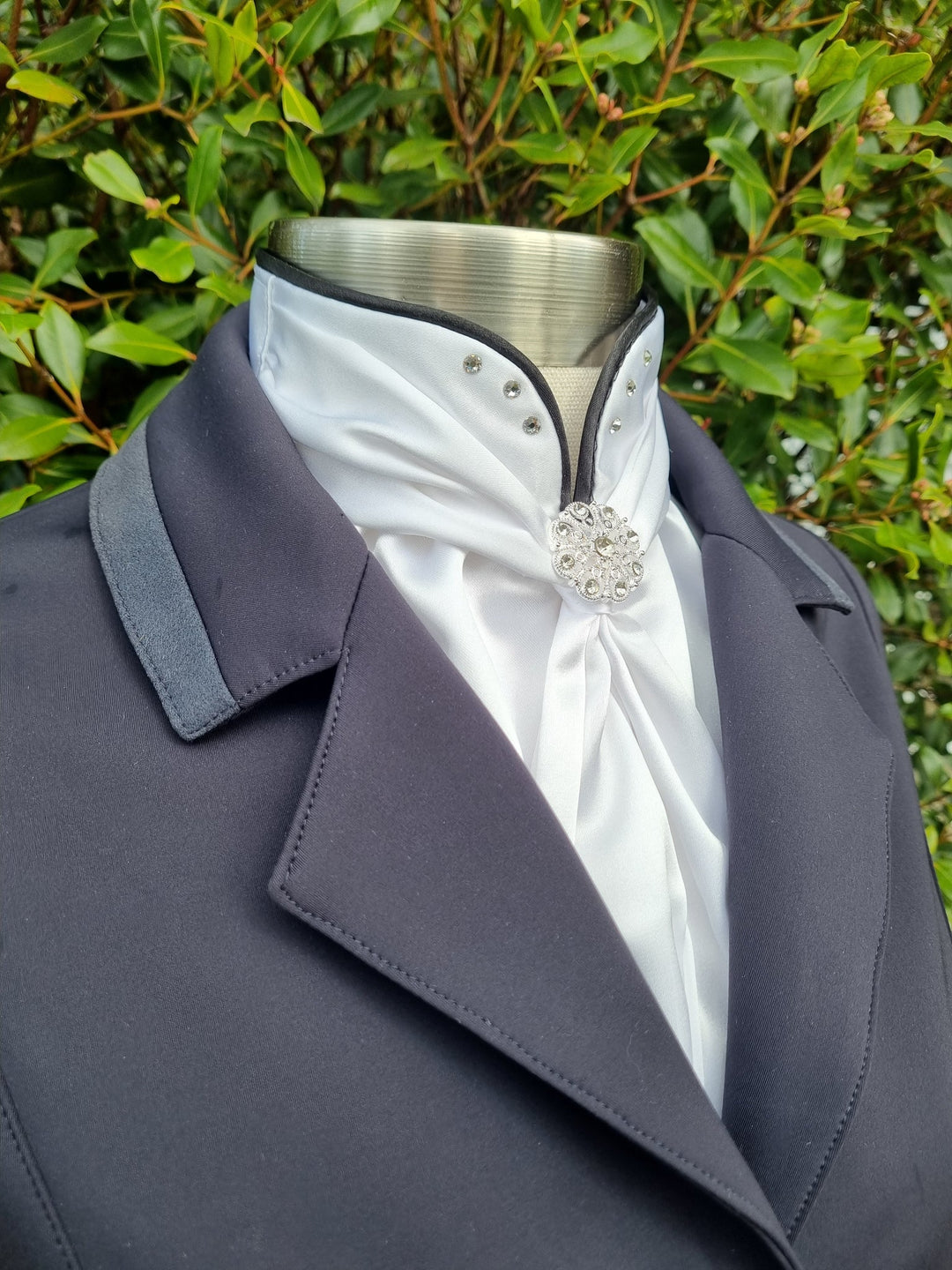 Elle Split Collar Stock Tie