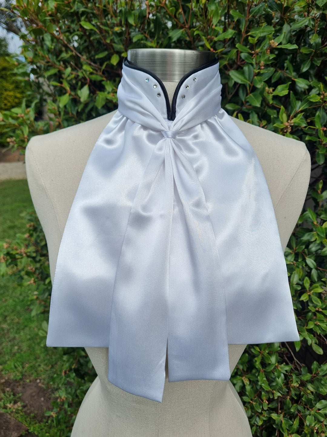 Elle Split Collar Stock Tie