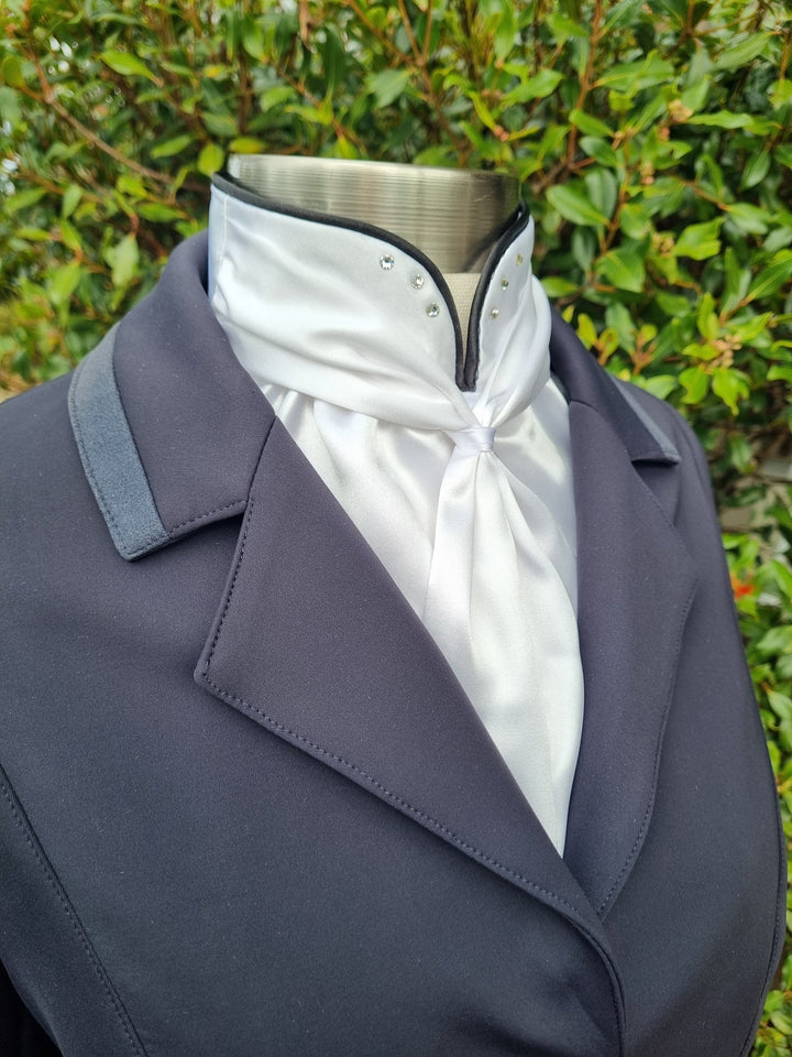 Elle Split Collar Stock Tie